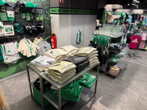Verkaufsfläche des Fanshops der Spielvereinigung im Franken Ticket