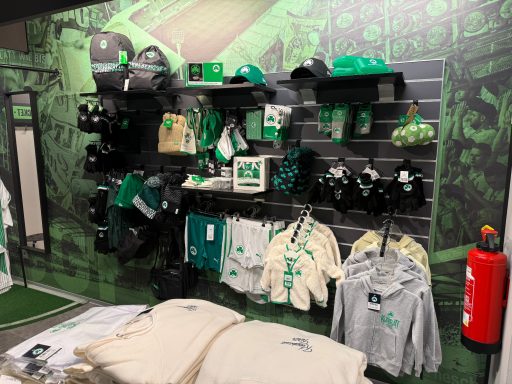 Verkaufsfläche des Fanshops der Spielvereinigung im Franken Ticket