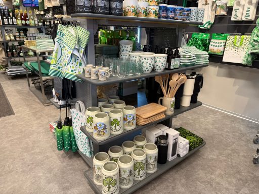 Verkaufsregal mit Artikeln aus dem Angebot des Fürth Shop